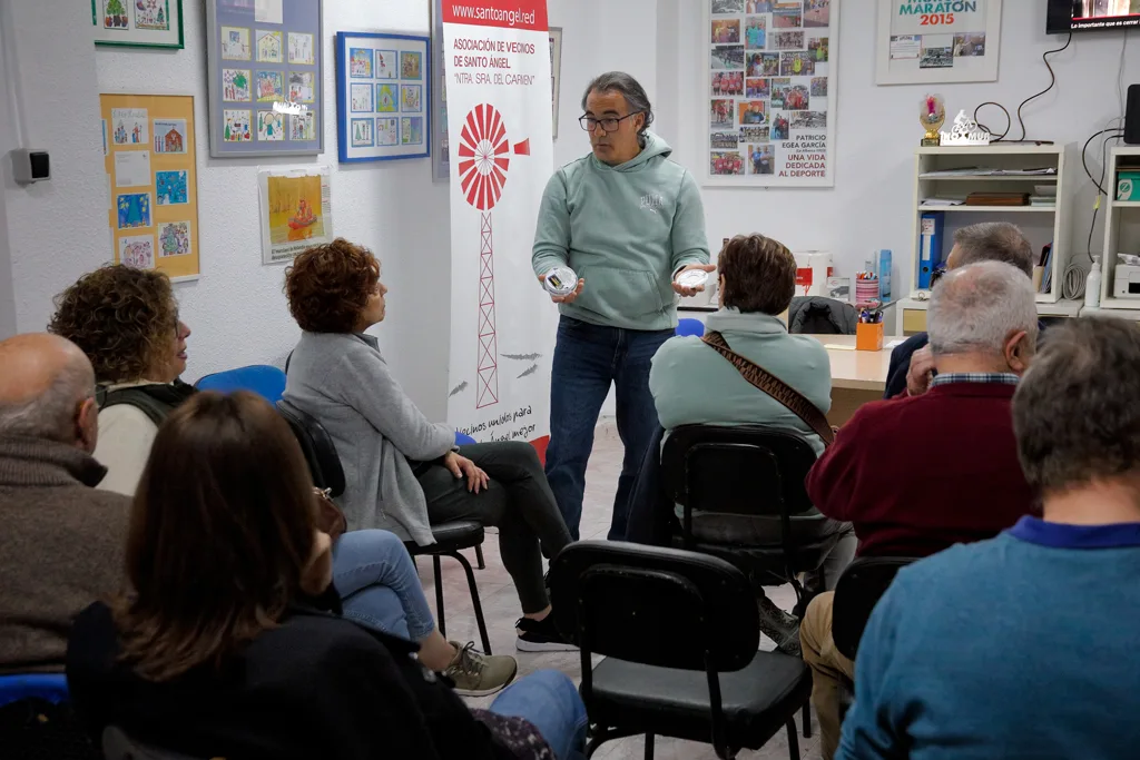 El bombero Miguel Ángel recomienda instalar detectores de humo en casa