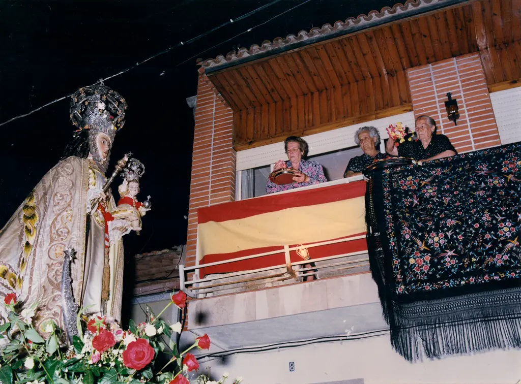 La Virgen de la Fuensanta durante su procesión por la calle Isaac Peral, donde los vecinos le lanzan pétalos de rosa La Virgen de la Fuensanta durante su procesión por la calle Isaac Peral, donde los vecinos le lanzan pétalos de rosa