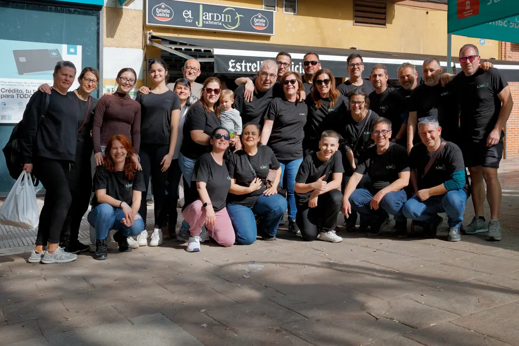 El grupo de amigos y familiares que han colaborado para hacer posible la celebración del 40.º aniversario El grupo de amigos y familiares que han colaborado para hacer posible la celebración del 40.º aniversario