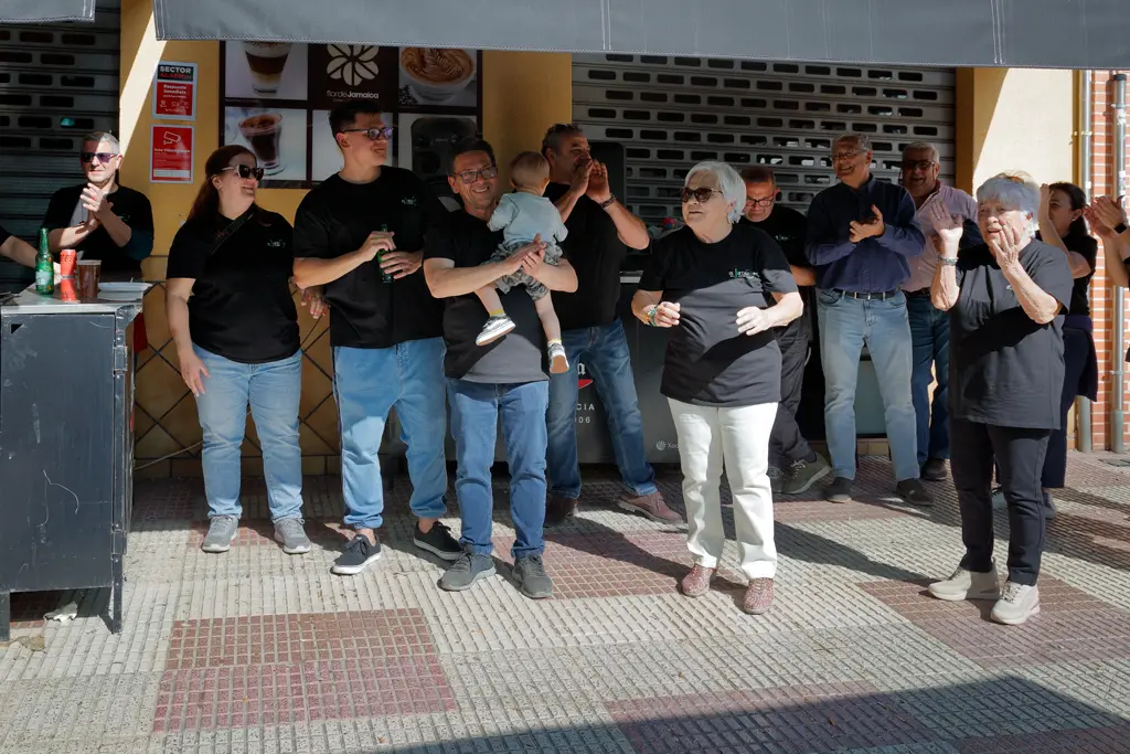 Familia y amigos al final de un largo día de fiesta Familia y amigos al final de un largo día de fiesta