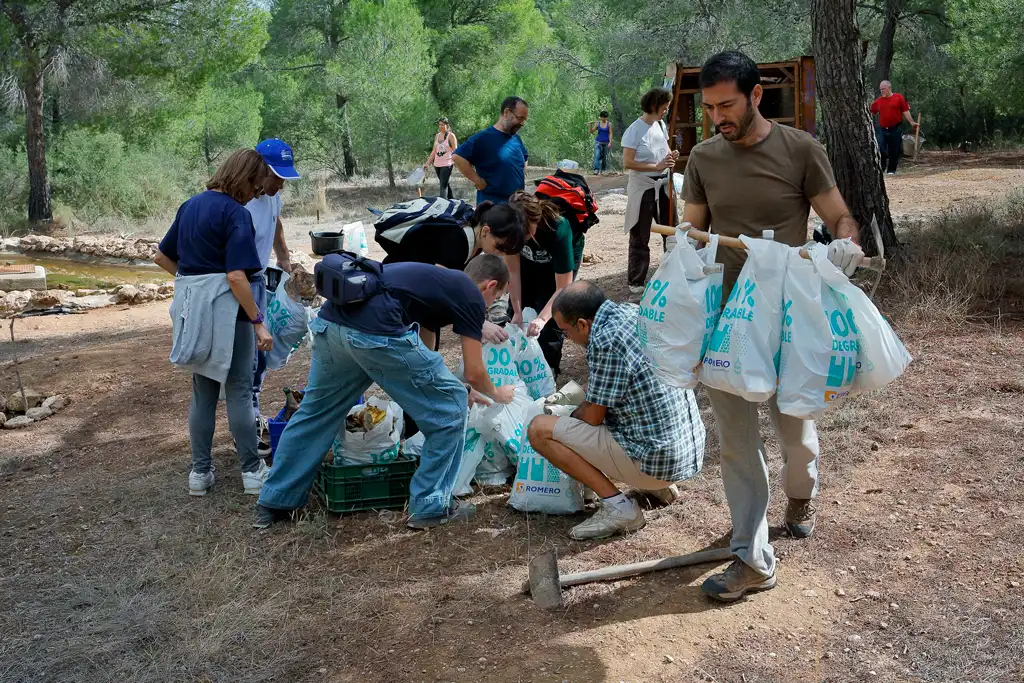 Recogida de basura en bolsas biodegradables