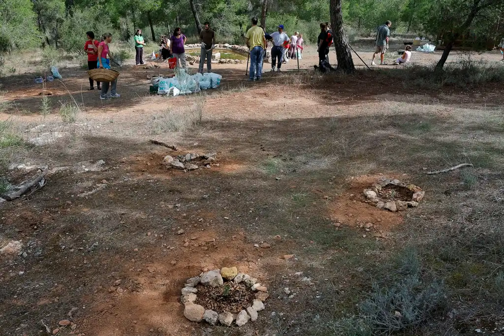 Los voluntarios colaboran en la recuperación ecológica del valle