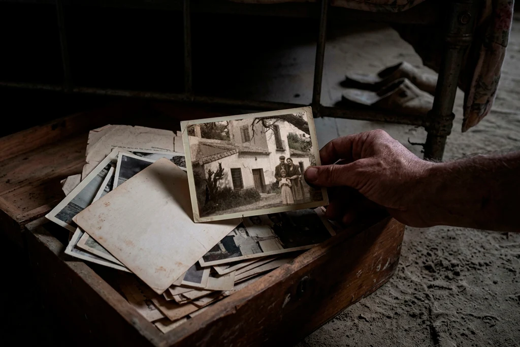 Una caja de fotos antiguas Una caja de fotos antiguas