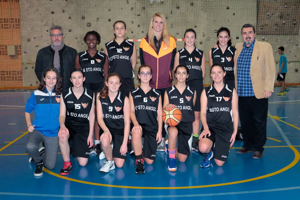 Laura Gil y el equipo Femenino en 2016